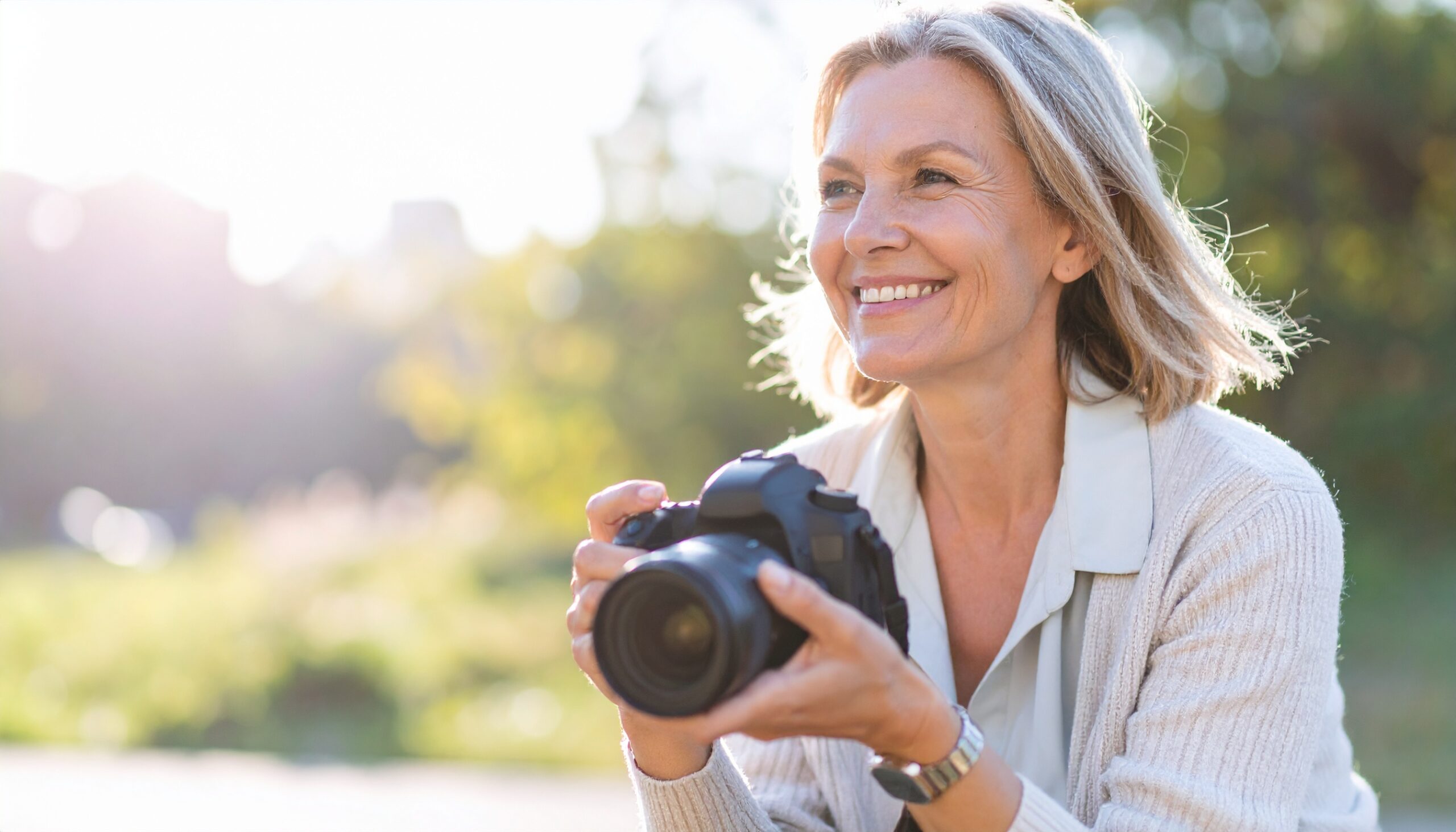 Glückliche Fotografin mit Kamera – endlich sichere Ergebnisse